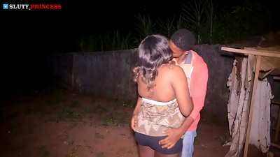 Katuromantiikkaa ja kuumaa seksiä klubin pullean tytön kanssa